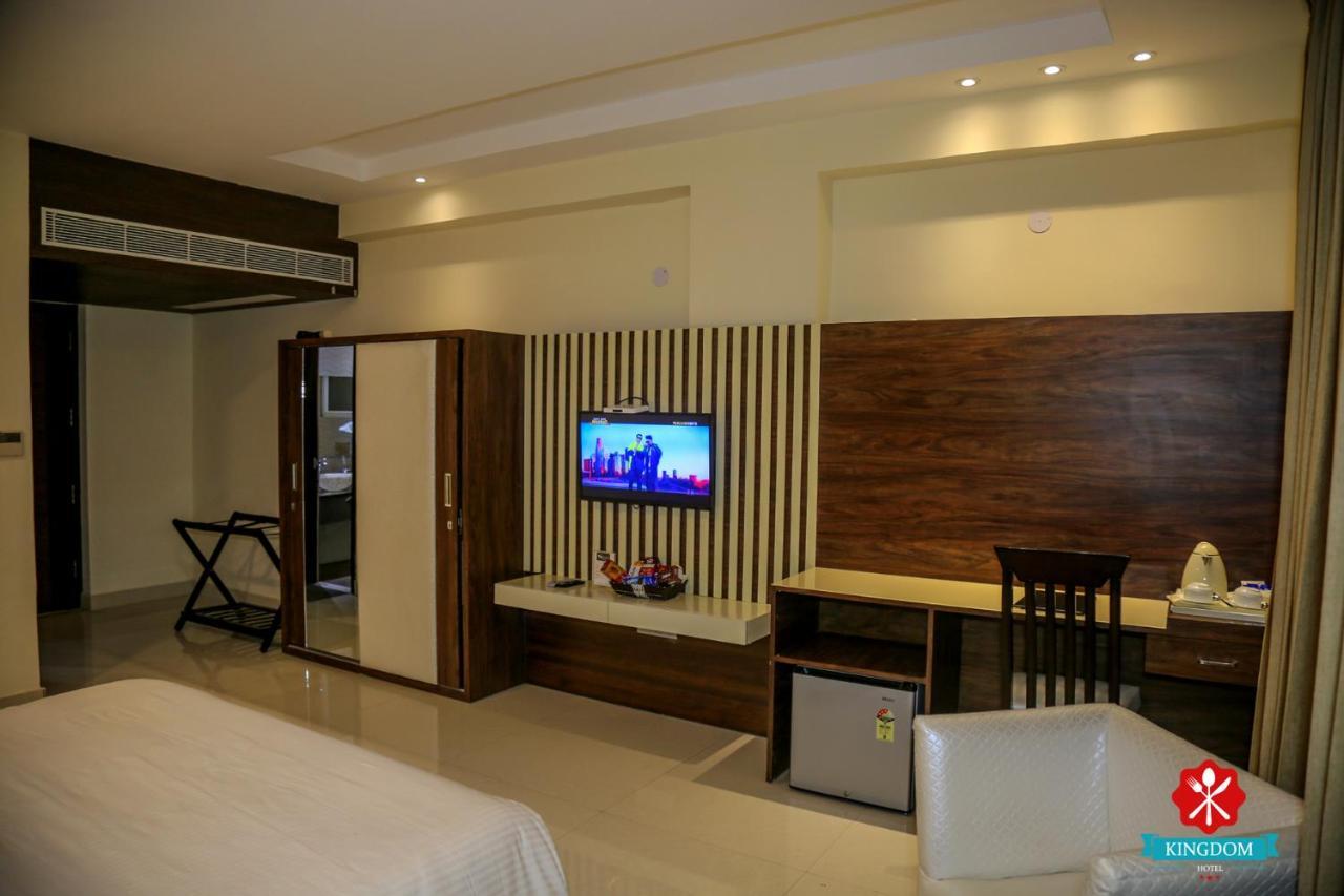 Kingdom Hotel Moga Buitenkant foto