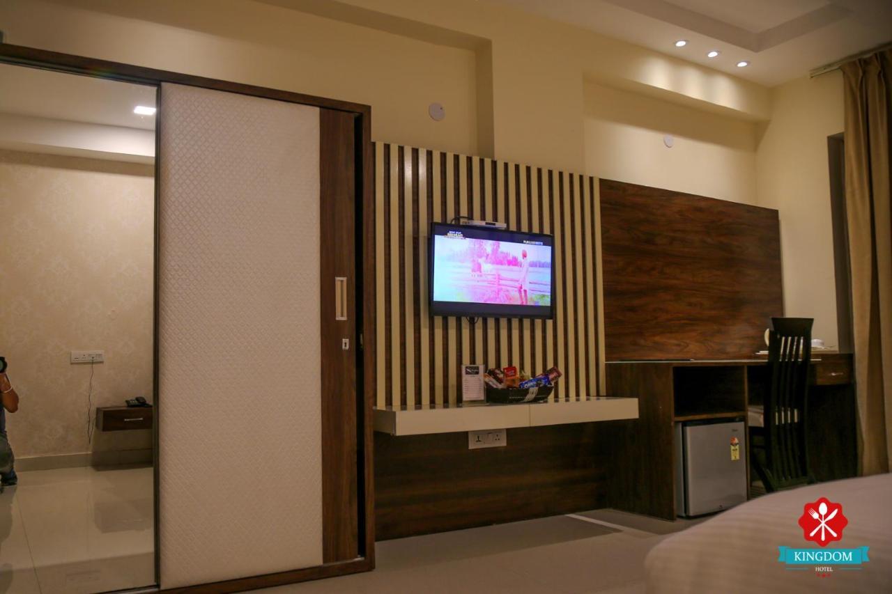 Kingdom Hotel Moga Buitenkant foto