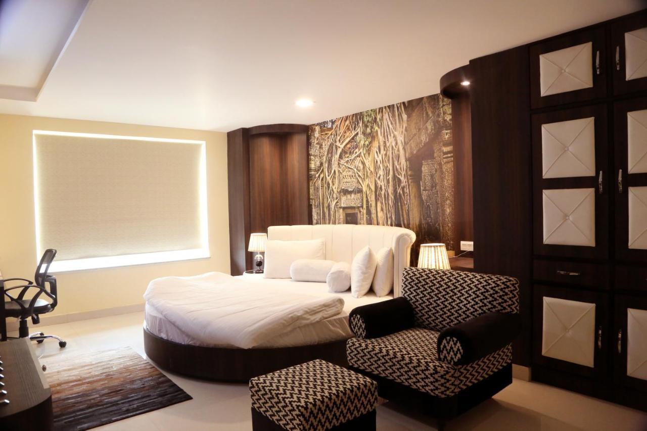 Kingdom Hotel Moga Buitenkant foto