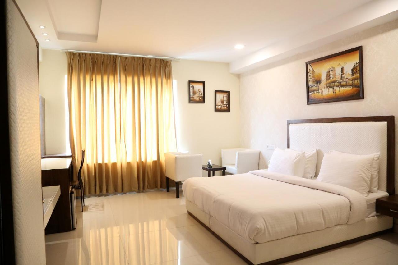 Kingdom Hotel Moga Buitenkant foto