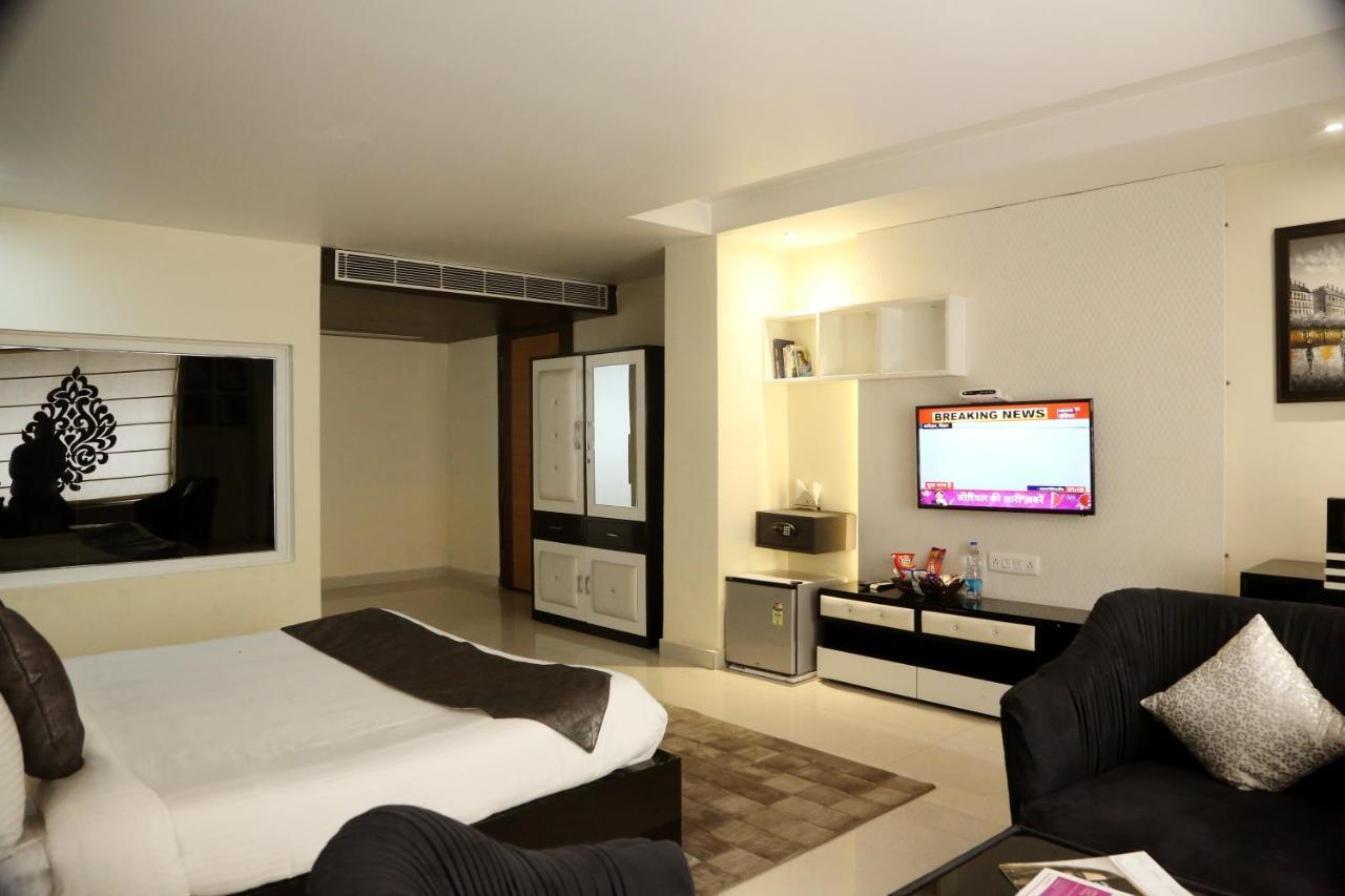 Kingdom Hotel Moga Buitenkant foto