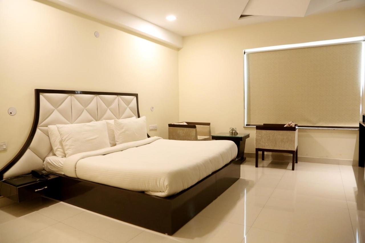 Kingdom Hotel Moga Buitenkant foto
